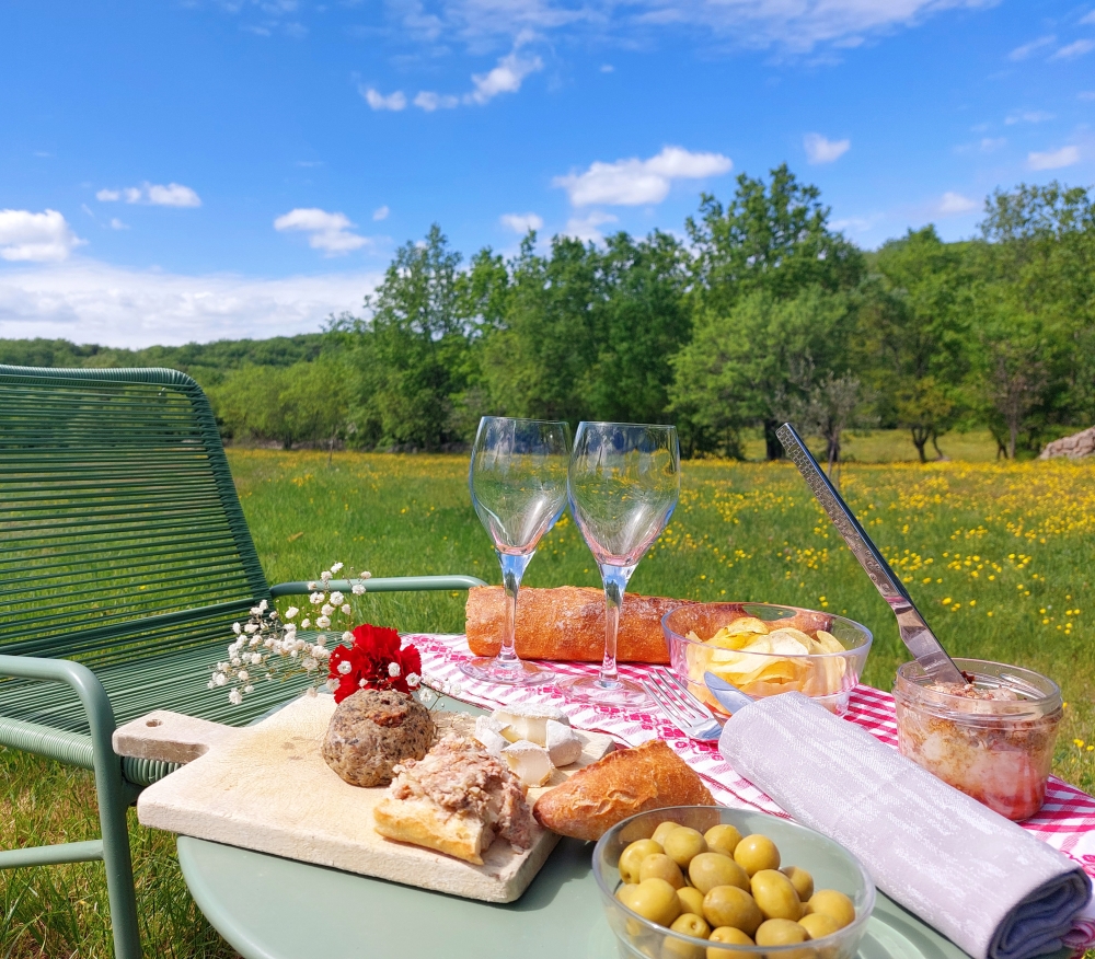 Boutique | Auberge les Murets | panier apero sur lherbe auberge les murets 2024 11 web