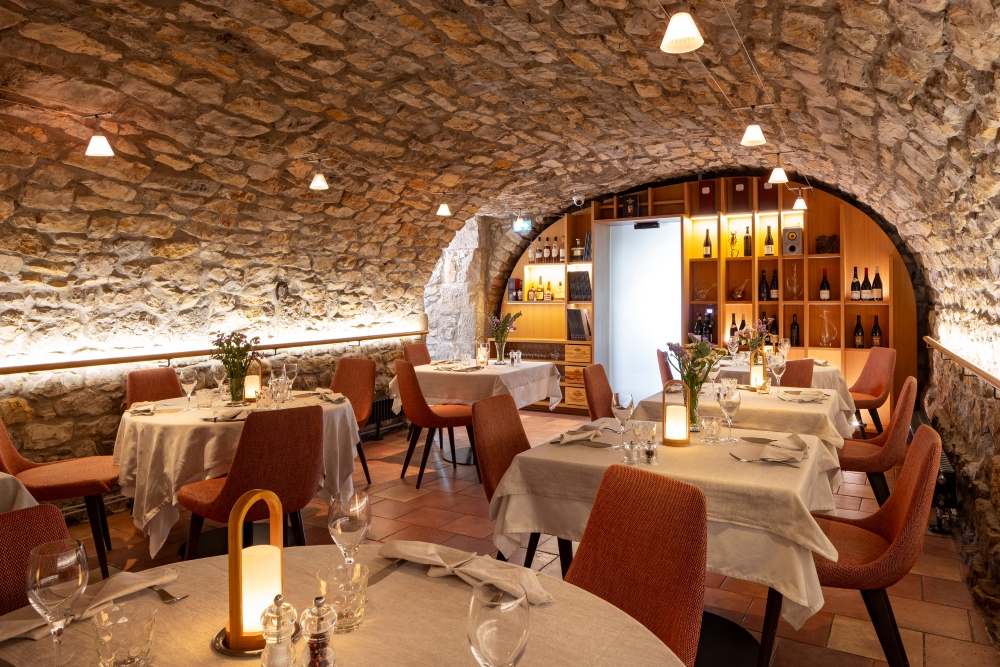 Les Murets restaurant south of Aubenas in the Ardèche, a vaulted room and old stone walls for a cosy atmosphere