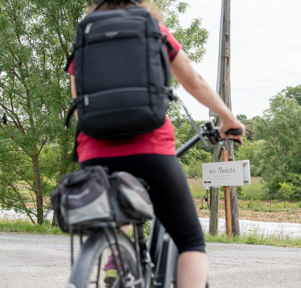 Cycliste devant le panneau directionnel des Murets à Chandolas