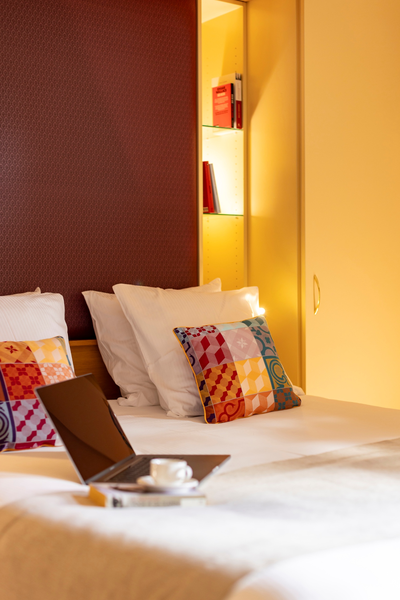 tasse de café et ordinateur posés sur un lit aux Murets, hôtel 3 étoiles proposant un tarif spécial pour les professionnels tasse de café et ordinateur posés sur un lit aux Murets, hôtel 3 étoiles proposant un tarif spécial pour les professionnels