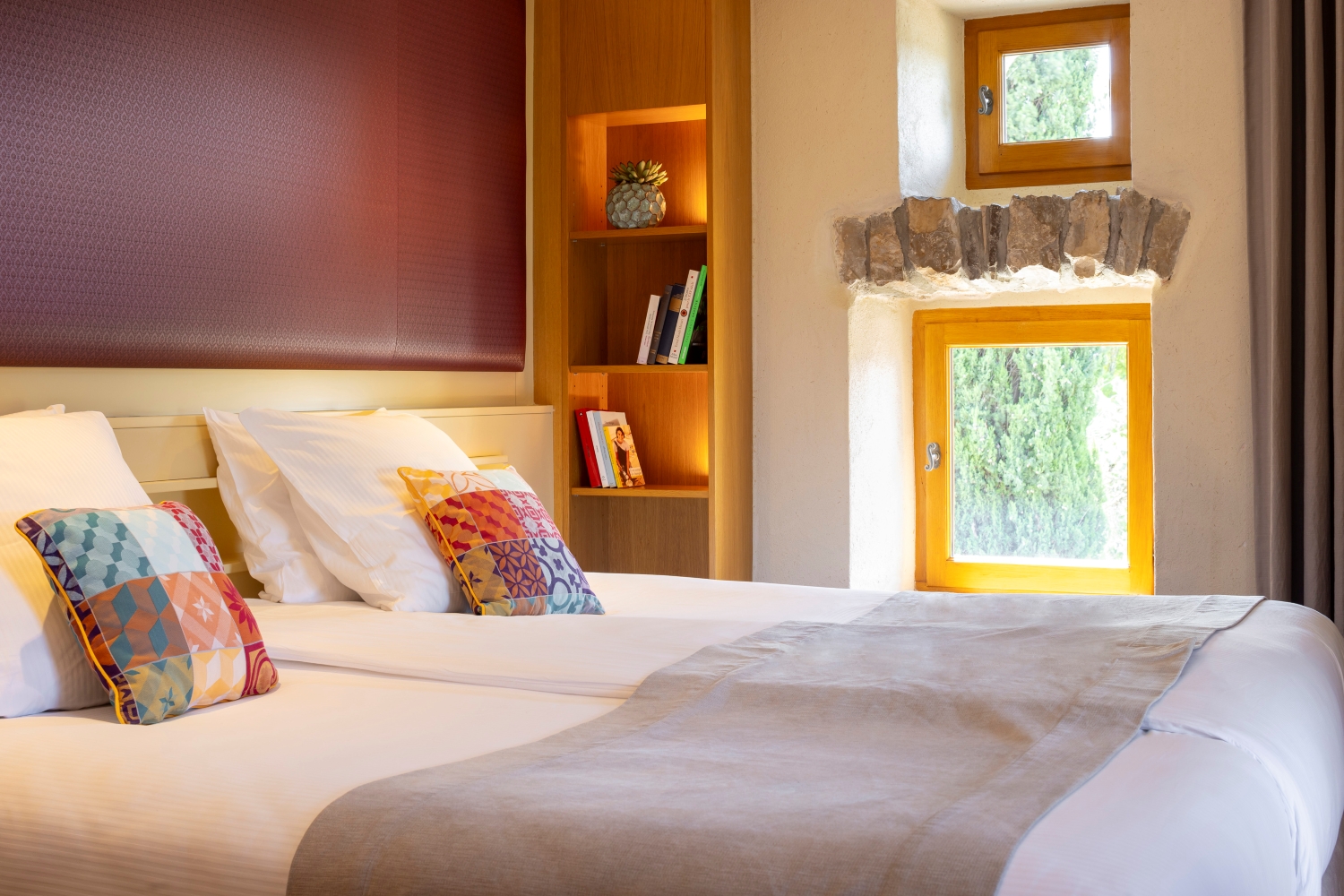 lit moelleux et de qualité dans une chambre d'hôtel chaleureuse, lumineuse avec des vieilles pierres et un aspect moderne, aux Murets, hôtel 3 étoiles labellisé écolabel européen en Ardèche lit moelleux et de qualité dans une chambre d'hôtel chaleureuse, lumineuse avec des vieilles pierres et un aspect moderne, aux Murets, hôtel 3 étoiles labellisé écolabel européen en Ardèche