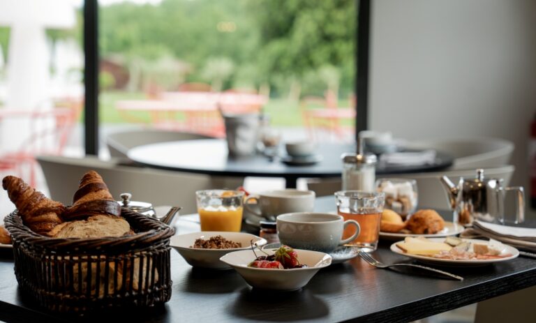 table de petit-déjeuner aux Murets, très généreux, local, sucré, salé, sans gluten, chaud ou froid. hôtel 3 étoiles en Cévennes d'Ardèche à Chandolas