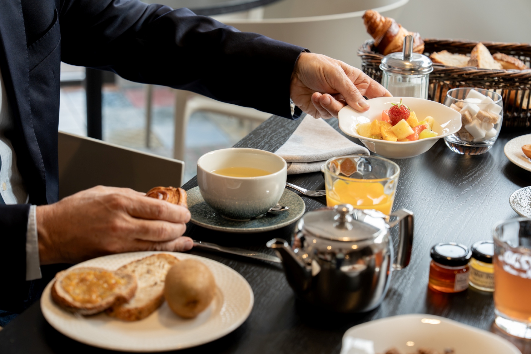 main qui se sert au petit-déjeuner très généreux des Murets, tarif spécial pour les professionnel avec la soirée étape main qui se sert au petit-déjeuner très généreux des Murets, tarif spécial pour les professionnel avec la soirée étape